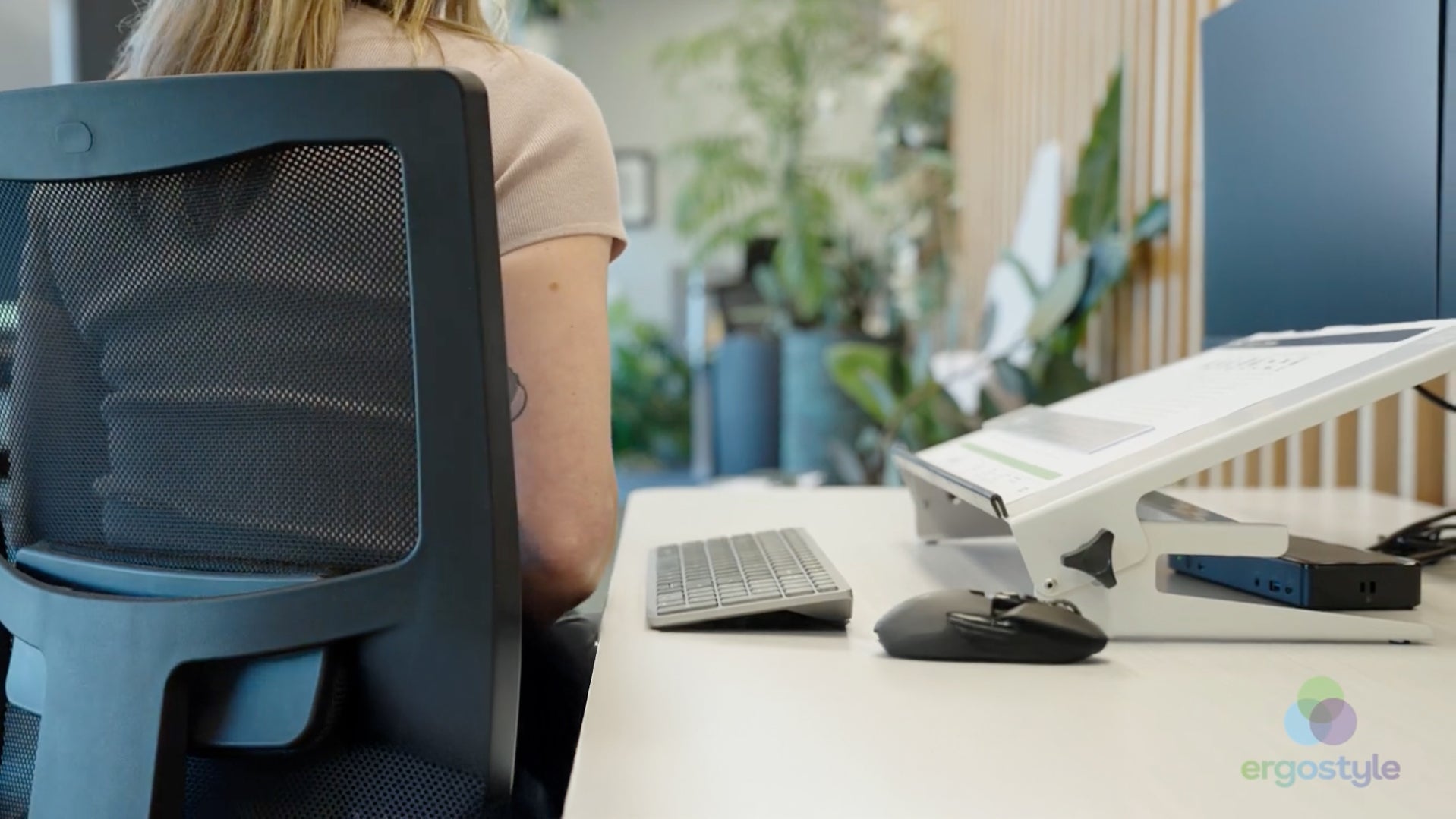 Load video: How to correctly and ergonomically set up your desk and chair