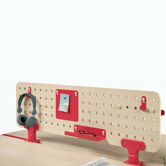 Okidoki Workstation with red accessories